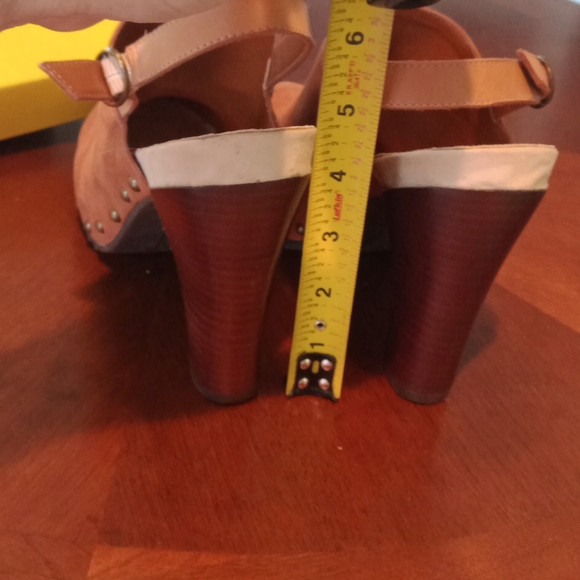 Kenneth Cole Brown Studded Lookaway Clogs Women’s - Picture 3 of 8